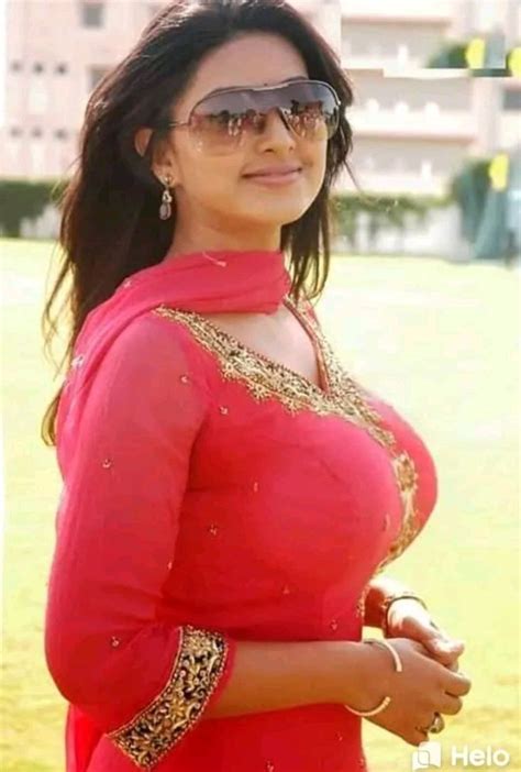 boobs aunt|Cleavage of aunties & desi girls 